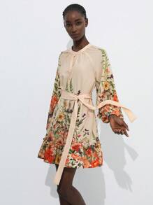 SHEIN Privé Vestido corto de manga larga con cuello redondo, cinturón y estampado de plantas verdes, multicolor