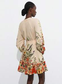 SHEIN Privé Vestido corto de manga larga con cuello redondo, cinturón y estampado de plantas verdes, multicolor