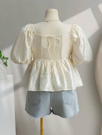 SHEIN Privé 大码优雅通勤工作、精致度假下午茶、微性感约会音乐节派对 INS 复古学院风海滩写真甜心领前抽绳褶皱泡泡袖腰部荷叶边提花面料后背镂空设计上衣