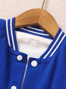 SHEIN Explorewe Set de 2 piezas Outfit estilo universitario para niño joven: Parte superior de punto negra con mangas blancas contrastantes, con letra impresa en la parte delantera izquierda, pantalones deportivos a juego con estampado, cuello, puños y bajo acanalados, cintura elástica para mayor comodidad, adecuado para uso casual, ropa deportiva, ropa escolar o viajes en primavera y otoño - Azul - Ver 3