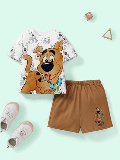 SCOOBY-DOO X SHEIN ชุดเด็กผู้ชายสบายๆ 2 ชิ้น เสื้อยืดแขนสั้นสีขาวลายสุนัขการ์ตูนน่ารัก และกางเกงขาห้าสีคาลาคีหลวมสบาย