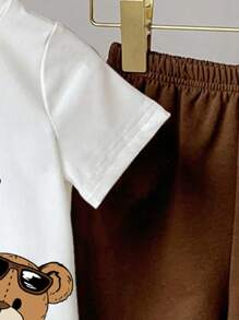 SHEIN Playful Pals Set casual da 2 pezzi per bambino maschio, composto da maglietta a maniche corte con stampa di orso cartoni animati e lettere, e pantaloncini - Multicolore - Visualizzare 5