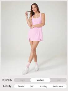 GLOWMODE Abito da allenamento FeatherFit™ Air Match Point con scollo quadrato e schiena a racer, fessura frontale e coulisse piatta, pantaloncini incorporati, tasche laterali, grip antiscivolo, adatto per tennis, golf, pickleball e uso quotidiano a basso impatto - Rosa Bubblegum - Visualizzare 7