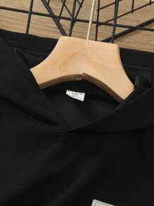 SHEIN Bộ trang phục mùa hè 2 món cho bé trai mới biết đi, bao gồm áo phông tay ngắn có mũ trùm đầu bằng vải dệt kim màu xanh nhạt có họa tiết và tấm vải dệt kim màu trắng tương phản, kết hợp với quần short thể thao thiết kế chắp vá, hoàn hảo để mặc hàng ngày, đi nghỉ, thể thao, đi học, lễ hội - màu đen - Xem 4