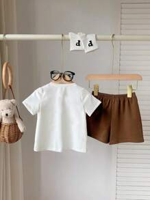 SHEIN Playful Pals Set casual da 2 pezzi per bambino maschio, composto da maglietta a maniche corte con stampa di orso cartoni animati e lettere, e pantaloncini - Multicolore - Visualizzare 2