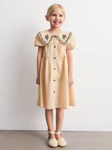 SHEIN Vestidos de estilo campestre y de vacaciones para niñas jóvenes de color amarillo suave con cuello bordado, manga abullonada y cintura - Beis - Ver 1