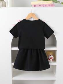 SHEIN 1 套年轻女孩蝴蝶结装饰条纹插肩 T 恤和褶皱迷你裙，适合学校、户外和夏季场合的轻便服装 - 黑色 - 查看 2