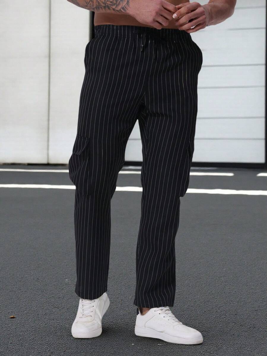 Manfinity Homme Pantalones casuales para hombres con bolsillos con parches a rayas y pierna recta, pantalones de diseñador para hombres - Negro - Ver 1