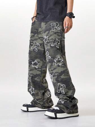 Jeans casuales de hombre con estampado de camuflaje y parche con letra