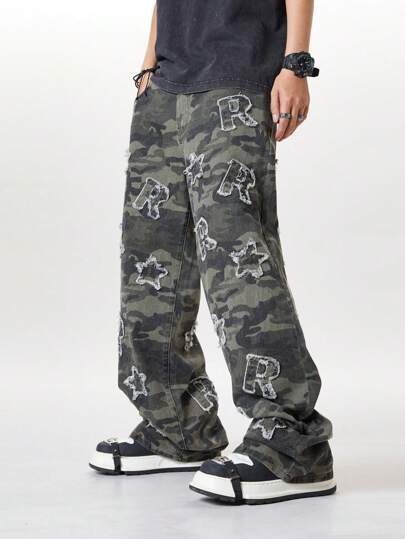 Jeans casuales de hombre con estampado de camuflaje y parche con letra