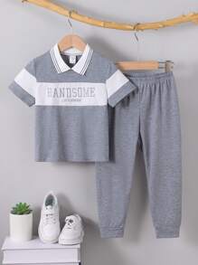 SHEIN Playful Pals 2 件装年轻男童幼儿休闲拼色字母图案 Polo 领短袖上衣 T 恤和海军蓝裤子套装，适合春季、秋季、日常休闲或户外穿着