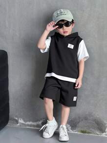 SHEIN Bộ trang phục mùa hè 2 món cho bé trai mới biết đi, bao gồm áo phông tay ngắn có mũ trùm đầu bằng vải dệt kim màu xanh nhạt có họa tiết và tấm vải dệt kim màu trắng tương phản, kết hợp với quần short thể thao thiết kế chắp vá, hoàn hảo để mặc hàng ngày, đi nghỉ, thể thao, đi học, lễ hội - màu đen - Xem 3
