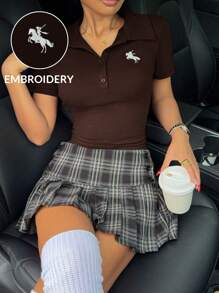 SHEIN EZwear Camiseta de manga corta con cuello polo marrón y bordado