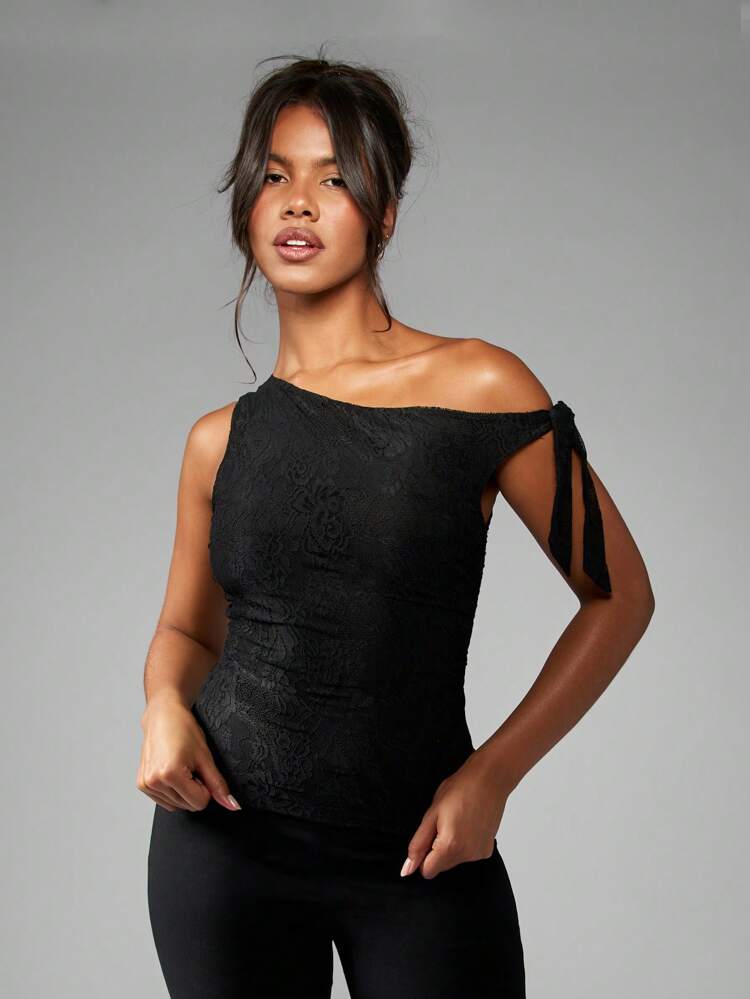 MISSGUIDED Bluzka z koronką odsłaniającą ramiona, asymetryczny fason, wieczorowa, na specjalne okazje, na wesele, na święta, formalna, jedno ramię, wiązanie
