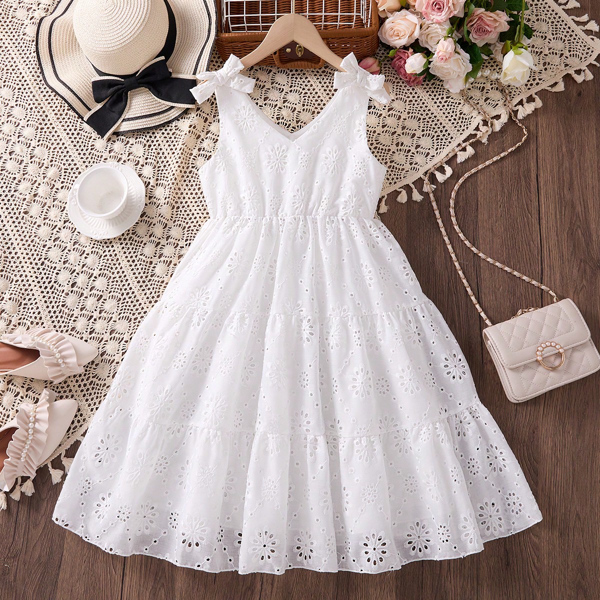 Vestido elegante blanco con encaje calado, lazo, escote en V y corte A para niñas preadolescentes, vacaciones de verano