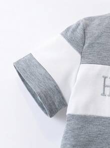 SHEIN Playful Pals 2 件装年轻男童幼儿休闲拼色字母图案 Polo 领短袖上衣 T 恤和海军蓝裤子套装，适合春季、秋季、日常休闲或户外穿着