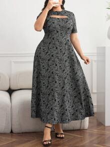 Modelyn Elegant Plus Size Floral Print Knitted Maxi Dress With Short Sleeves And Round Neckline - Grey - View 4