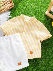 SHEIN Set de 2 piezas de camisa de manga corta a rayas amarillas con cuello y pantalones cortos blancos para niño pequeño, apropiado para interiores, exteriores, uso diario, deportes, juego, fiestas, sesiones de fotos, vacaciones y festivales