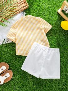 SHEIN Set de 2 piezas de camisa de manga corta a rayas amarillas con cuello y pantalones cortos blancos para niño pequeño, apropiado para interiores, exteriores, uso diario, deportes, juego, fiestas, sesiones de fotos, vacaciones y festivales