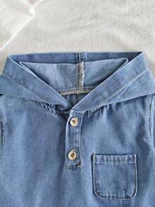 Ensemble décontracté de 2 pièces pour bébé garçon, comprenant un sweat-shirt à capuche en jean et un short en jean. Lavage clair, style urbain et outdoor. sweat-shirt à capuche avec fermeture boutonnée devant et poches plates, short avec taille élastique intégrale.