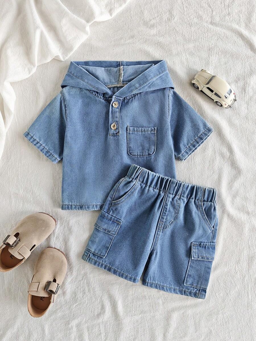 Ensemble décontracté de 2 pièces pour bébé garçon, comprenant un sweat-shirt à capuche en jean et un short en jean. Lavage clair, style urbain et outdoor. sweat-shirt à capuche avec fermeture boutonnée devant et poches plates, short avec taille élastique intégrale.