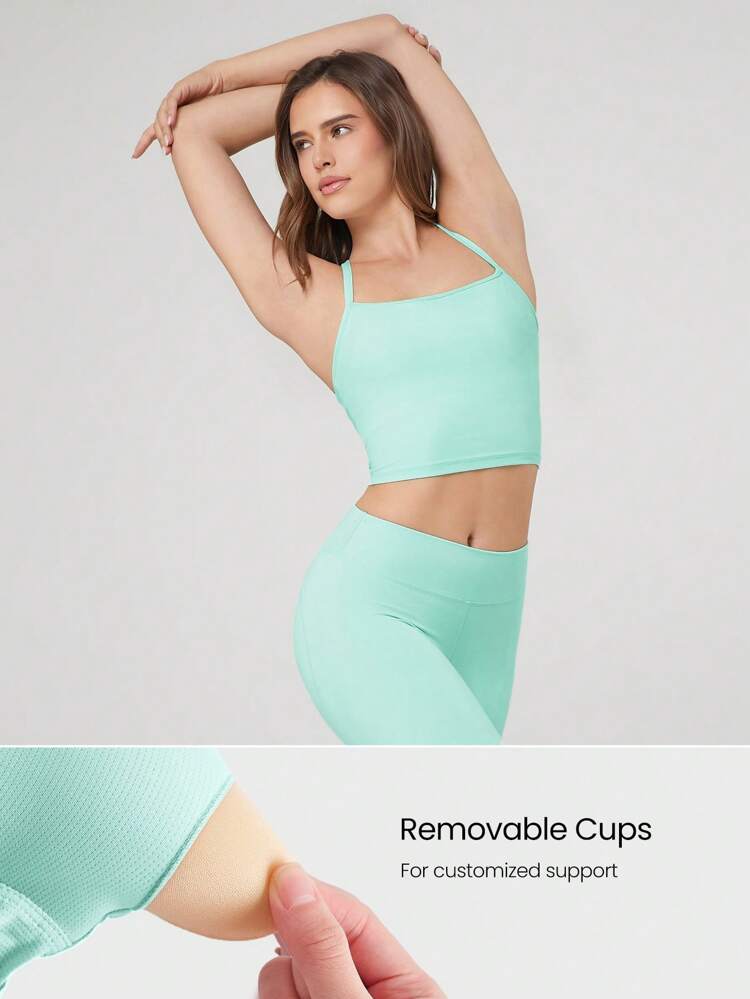 Top sin mangas con cuello halter y espalda de tirantes FeatherFit™, diseñado para ofrecer un soporte ligero para yoga y actividades de bajo impacto en el estudio