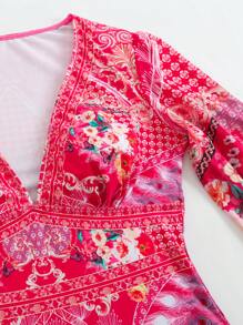 Swim Oasis Conjunto de ropa de playa de mujer que incluye una blusa de manga larga con cuello en V profundo y estampado floral aleatorio de tul, y un conjunto de tankini estampado con flores vintage. Elegante atuendo de verano para la playa.