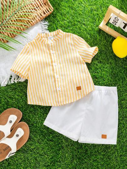 SHEIN 2 件套男婴春夏休闲百搭黄色条纹领短袖衬衫和白色短裤套装，适合室内、户外、日常穿着、运动、玩耍、派对、拍照、度假、节日