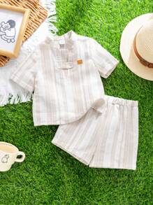 SHEIN Set da 2 pezzi per bambini/bambine, composto da camicia a maniche corte rigata con colletto e pantaloncini in vita elastica, adatto per uso al chiuso, all'aperto, quotidiano, sport, giochi, feste, servizi fotografici, vacanze e festival