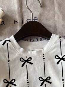 SHEIN Young Girl Cute Striped Bow Print Casual Minimalist Round Neck Short Sleeve T-Shirt, Suitable For Summer