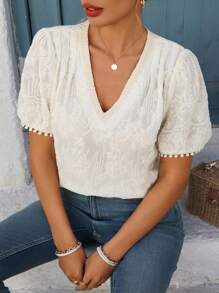 SHEIN Clasi بلوزة فضفاضة للنساء ذوات المقاسات الكبيرة بنمط فرنسي كاجوال وعطلة على الشاطئ، مزينة بأكمام وياقة طويلة مكشكشة وتطريز، أكمام قصيرة مناسبة للتنقل واجتماعات الشاي والحفلات - لون مشمشي - مشاهدة 1