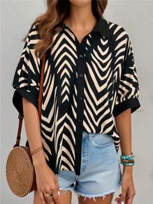 SHEIN Essnce Blusa holgada y cómoda de diario de talla grande para primavera y verano con estampado geométrico, color negro, para mujer. Ideal para uso laboral, vacaciones, ropa informal occidental.
