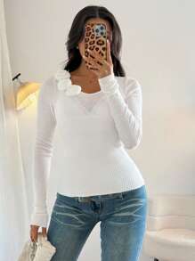 Elenzga كنزة صوفية نسائية مصممة بزهرة الورد ذات تصميم مناسب وملائم للجسم، بتريكو، بلوزة شتوية - أبيض - مشاهدة 3