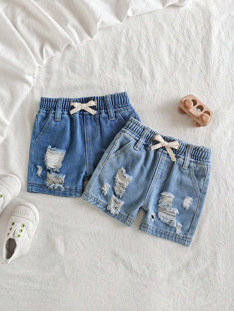 2 pièces SET DENIM DÉCHIRÉ pour garçon bébé CASUAL SIMPLE INDISPENSABLE EN DENIM. Short en jean avec taille élastique complète et détail de décoration à cordon de serrage, avec poches avant et poches plates à l'arrière.