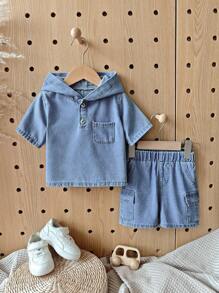 Ensemble décontracté de 2 pièces pour bébé garçon, comprenant un sweat-shirt à capuche en jean et un short en jean. Lavage clair, style urbain et outdoor. sweat-shirt à capuche avec fermeture boutonnée devant et poches plates, short avec taille élastique intégrale.