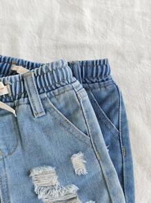 2 pièces SET DENIM DÉCHIRÉ pour garçon bébé CASUAL SIMPLE INDISPENSABLE EN DENIM. Short en jean avec taille élastique complète et détail de décoration à cordon de serrage, avec poches avant et poches plates à l'arrière.