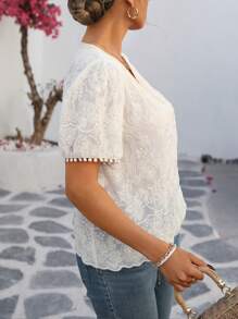 SHEIN Clasi بلوزة فضفاضة للنساء ذوات المقاسات الكبيرة بنمط فرنسي كاجوال وعطلة على الشاطئ، مزينة بأكمام وياقة طويلة مكشكشة وتطريز، أكمام قصيرة مناسبة للتنقل واجتماعات الشاي والحفلات - لون مشمشي - مشاهدة 3