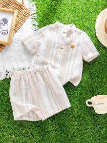 SHEIN Set da 2 pezzi per bambini/bambine, composto da camicia a maniche corte rigata con colletto e pantaloncini in vita elastica, adatto per uso al chiuso, all'aperto, quotidiano, sport, giochi, feste, servizi fotografici, vacanze e festival