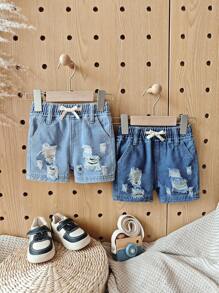 2 pièces SET DENIM DÉCHIRÉ pour garçon bébé CASUAL SIMPLE INDISPENSABLE EN DENIM. Short en jean avec taille élastique complète et détail de décoration à cordon de serrage, avec poches avant et poches plates à l'arrière.