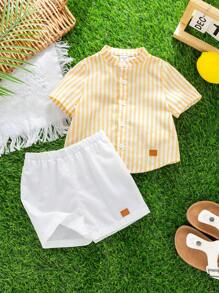 SHEIN Set de 2 piezas de camisa de manga corta a rayas amarillas con cuello y pantalones cortos blancos para niño pequeño, apropiado para interiores, exteriores, uso diario, deportes, juego, fiestas, sesiones de fotos, vacaciones y festivales