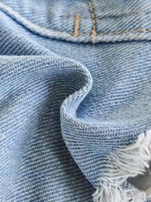 2 pièces SET DENIM DÉCHIRÉ pour garçon bébé CASUAL SIMPLE INDISPENSABLE EN DENIM. Short en jean avec taille élastique complète et détail de décoration à cordon de serrage, avec poches avant et poches plates à l'arrière.