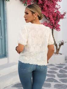 SHEIN Clasi بلوزة فضفاضة للنساء ذوات المقاسات الكبيرة بنمط فرنسي كاجوال وعطلة على الشاطئ، مزينة بأكمام وياقة طويلة مكشكشة وتطريز، أكمام قصيرة مناسبة للتنقل واجتماعات الشاي والحفلات - لون مشمشي - مشاهدة 2