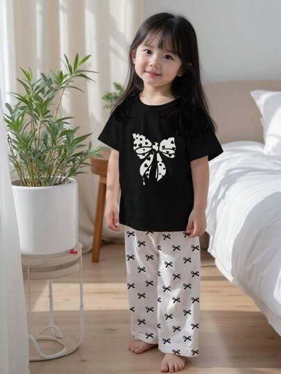 SHEIN 年轻女孩休闲简约修身蝴蝶装饰圆领短袖上衣和裤子睡衣套装，适合夏季