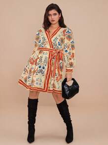 SHEIN VCAY Vestido Envelope com Amarração na Cintura e Estampa Floral em Plus Size, para Férias - Damasco - Visão 6