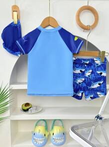 Young Boy Cute Cartoon Shark Print Two-Piece Swimsuit Set With Swimming Cap - Multicolor - View 2