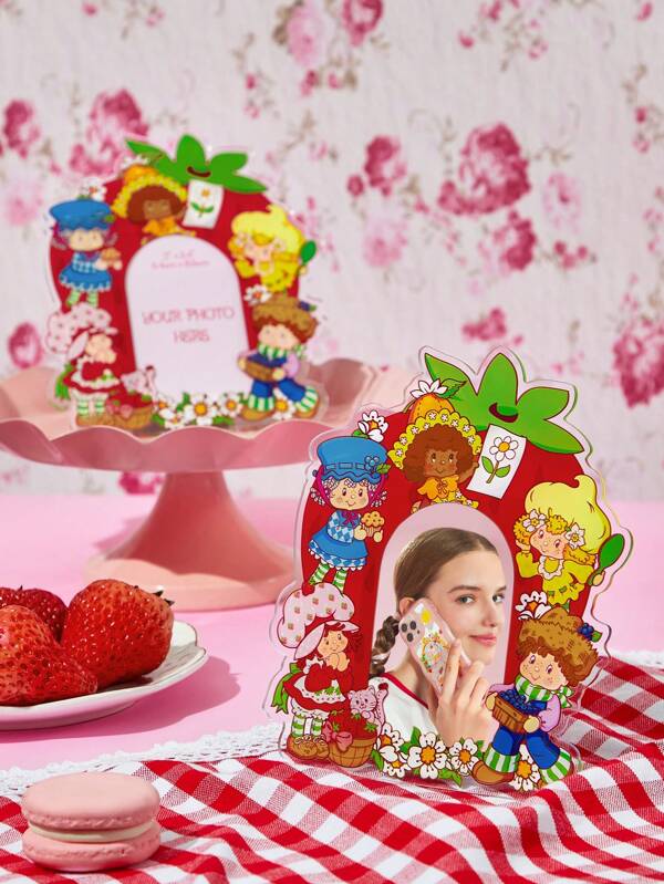 Strawberry Shortcake X SHEIN Marco de acrílico con estampado de fresa y flor, adecuado para fotos, mostrar fotografías de 2 * 3.4 pulgadas, imán de nevera, regalo