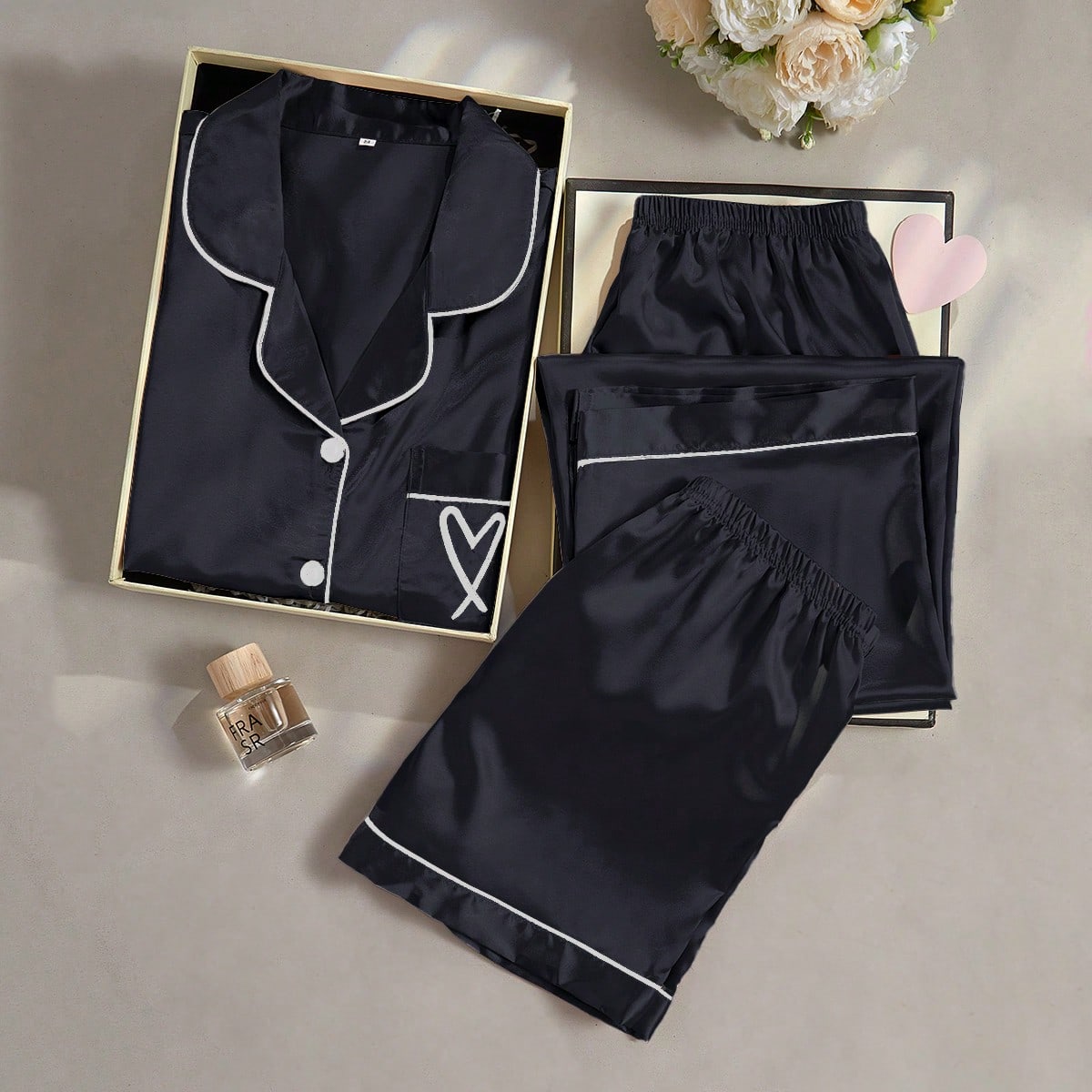 Conjunto de pijama de 3 piezas con top de manga corta, pantalones cortos y pantalones largos de seda sintética con bordado de corazón