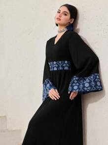 Al Najma 女士优雅印花拼布喇叭袖阿拉伯风格连衣裙，端庄大方 - 黑色 - 查看 4