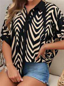 SHEIN Essnce Blusa holgada y cómoda de diario de talla grande para primavera y verano con estampado geométrico, color negro, para mujer. Ideal para uso laboral, vacaciones, ropa informal occidental.