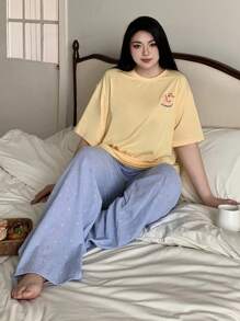 Dazy Plus Conjunto de pijama de talla grande de blusa holgada y pantalones con estampado de dibujos animados, ropa de dormir y de hogar, amarillo mantequilla primavera/verano